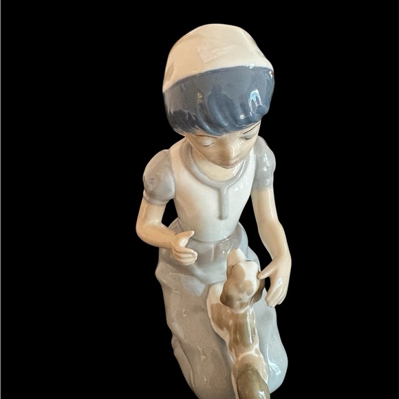 Porcelain Figurines with Blue and White Accents set de two . - Picture 4 of 5